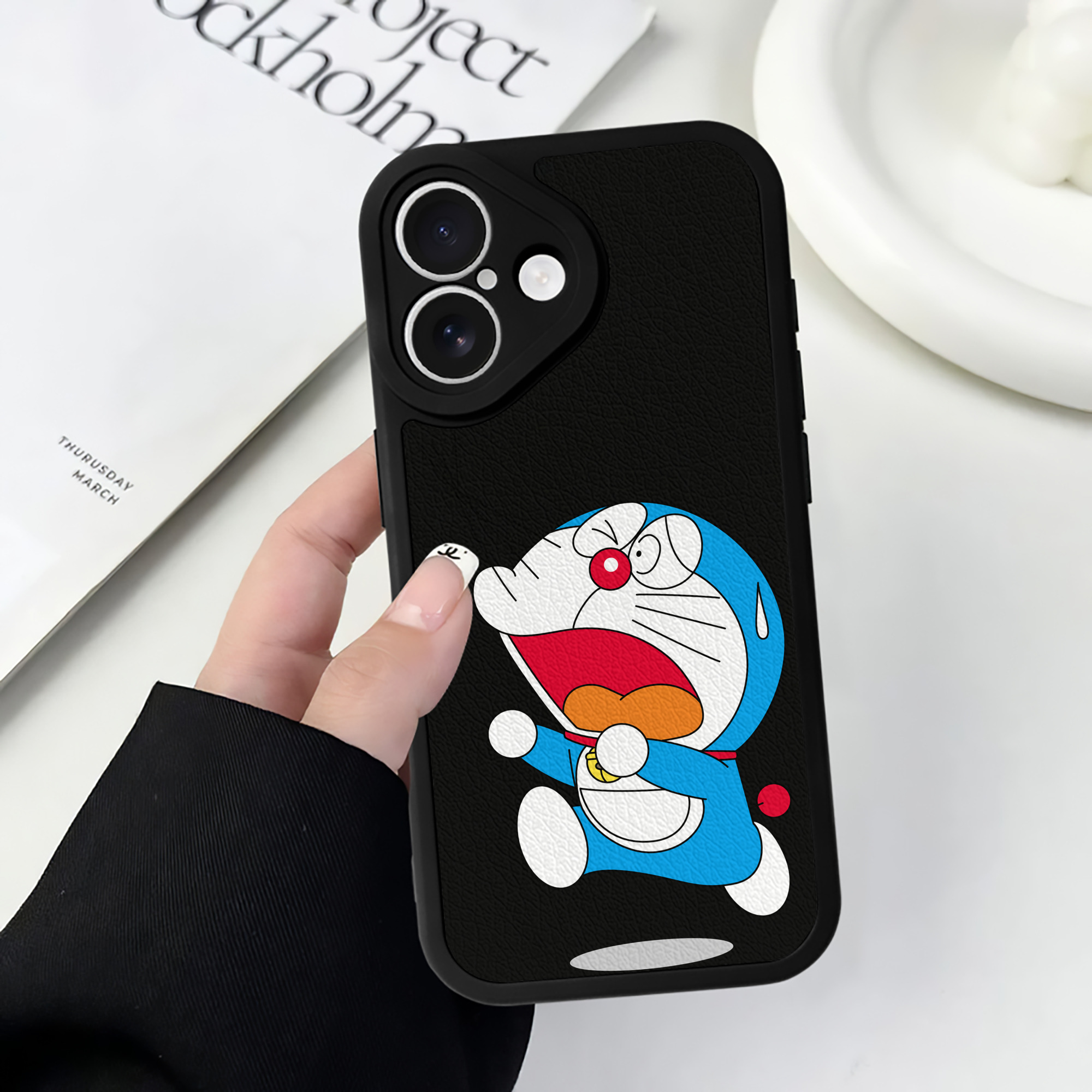 （画像用） ドラえもん Doraemon 【iPhone 16シリーズ対応】シリコンスマホケース（レザー調） 材質：シリコン